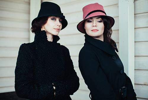 Ragazze con cappelli di feltro