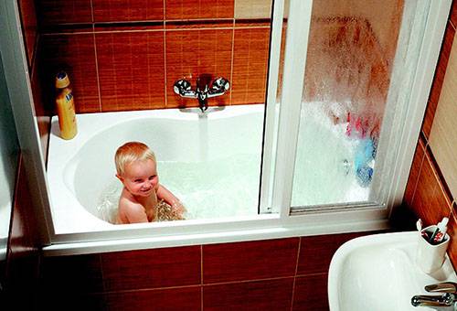 Baby in un bagno pulito