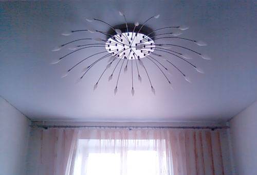 Soffitto teso opaco con lampadario