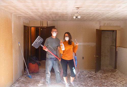 Preparando per rimuovere il bianco dal soffitto