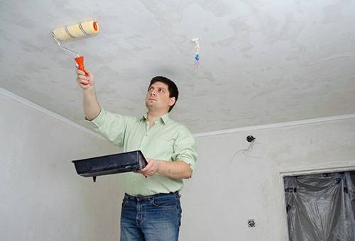 Trattamento del soffitto imbiancato con acqua