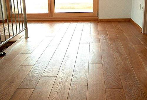 Pavimento in parquet pulito