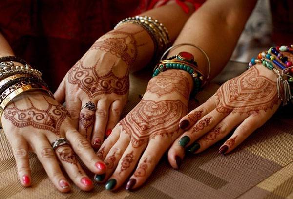 Mehendi tra le braccia delle donne