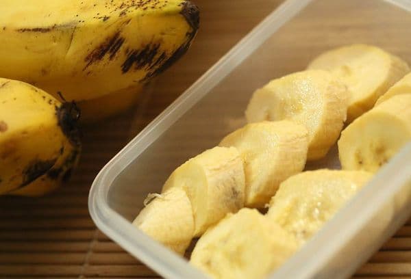 Banane sbucciate in un contenitore