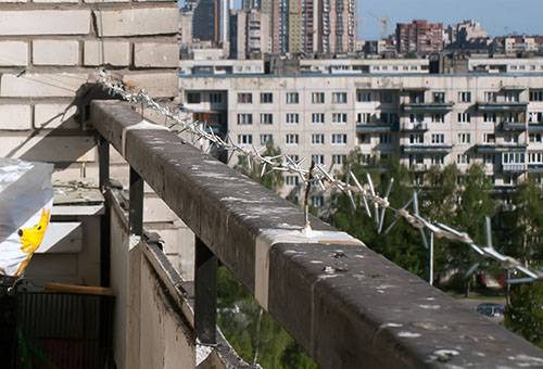 Recinto spinato contro i piccioni sul balcone