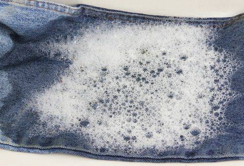 Jeans imbevuti di acqua e sapone