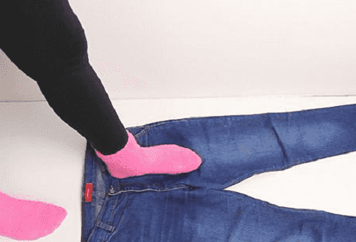 la ragazza sta sui jeans