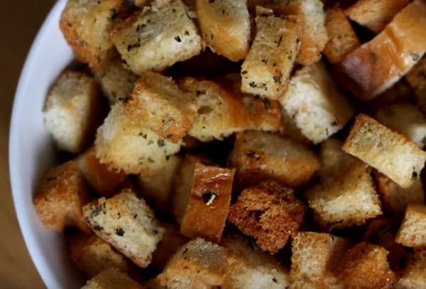 Fette biscottate di pane bianco con erbe