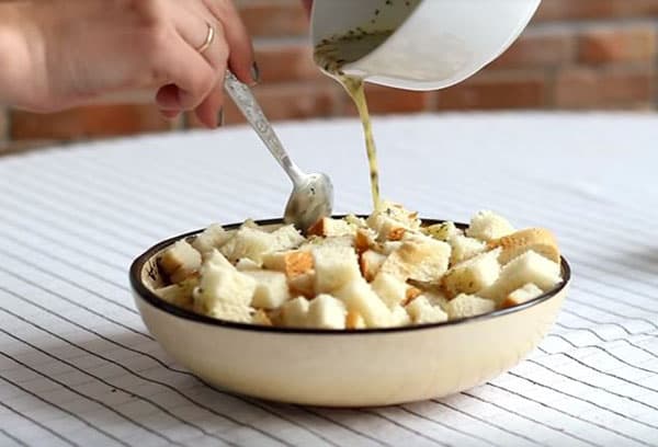 Pane per crackers cosparso di olio con spezie