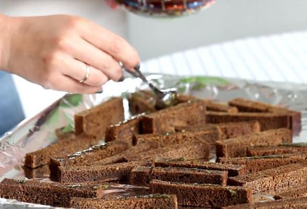 Preparare i cracker con il pane Borodino