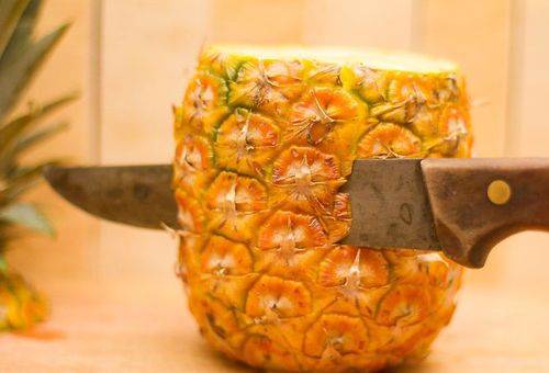 sbucciare l'ananas con un coltello