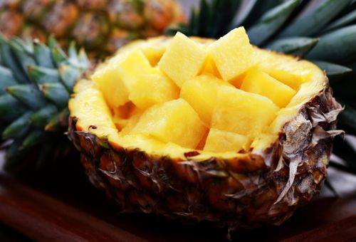 ananas in un cestino dalla sua buccia