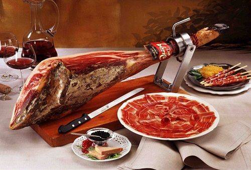 jamon tritato su un piatto