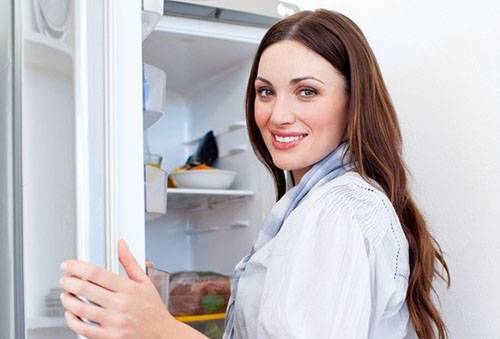 La ragazza si sta preparando a scongelare il frigorifero