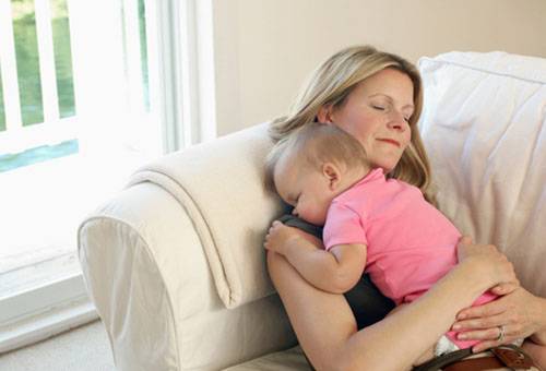 Donna con un bambino sul divano