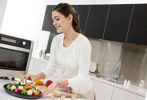 ragazza in cucina