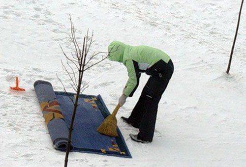 pulizia di tappeti stradali nella neve