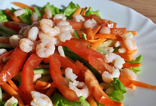 Insalata di gamberi bolliti e verdure fresche