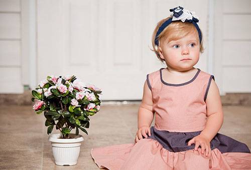 Ragazza con una pianta in fiore