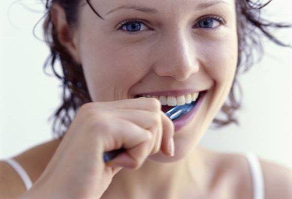 Ragazza di lavarsi i denti