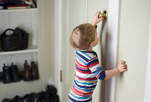 Il bambino sta cercando di aprire la porta