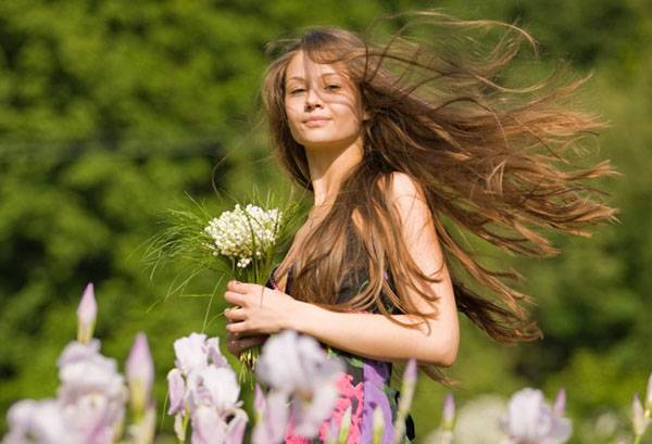 Capelli sani in una ragazza