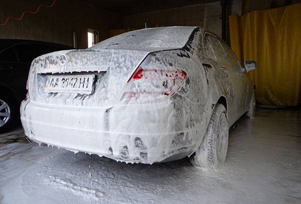 Auto in lavaggio schiuma