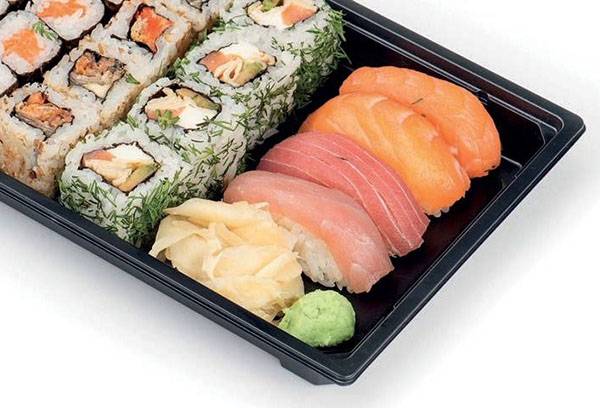 Sushi e panini su un pallet di plastica