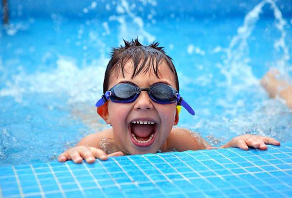 Bambino in piscina