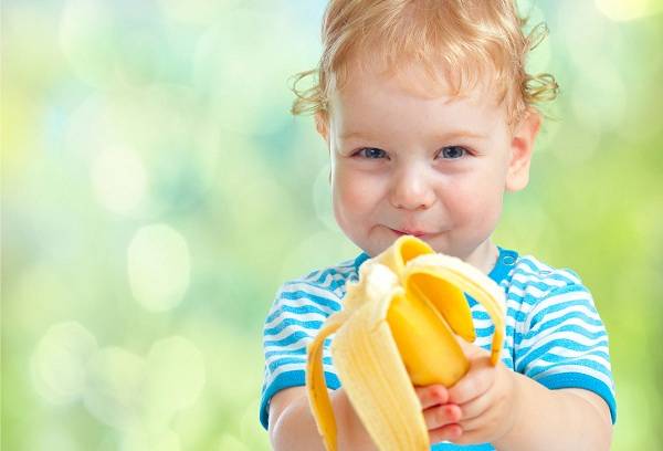 bambino che mangia una banana