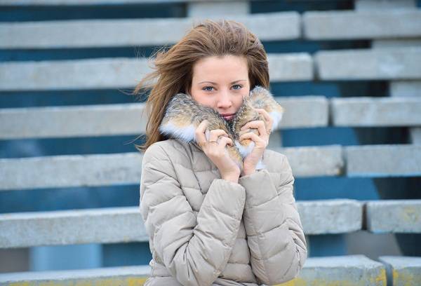 ragazza in una giacca invernale