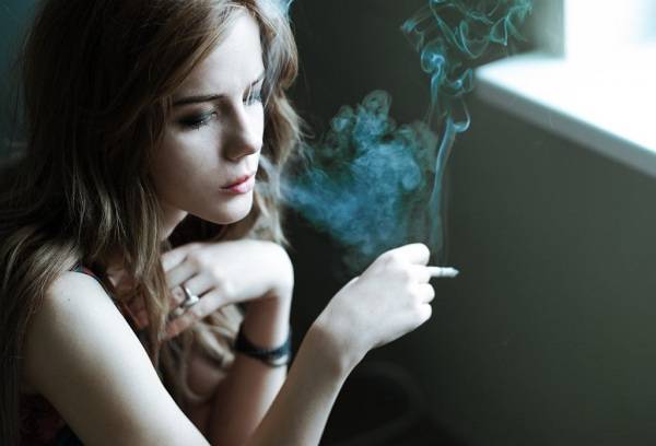 ragazza di fumo