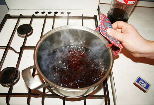 Cottura della marmellata dalla marmellata in una padella