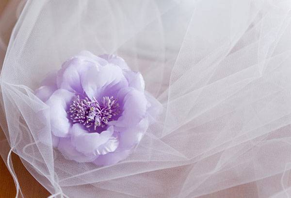 Tulle da sposa con fiore