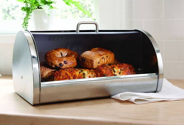 Prodotti da forno in una scatola di pane