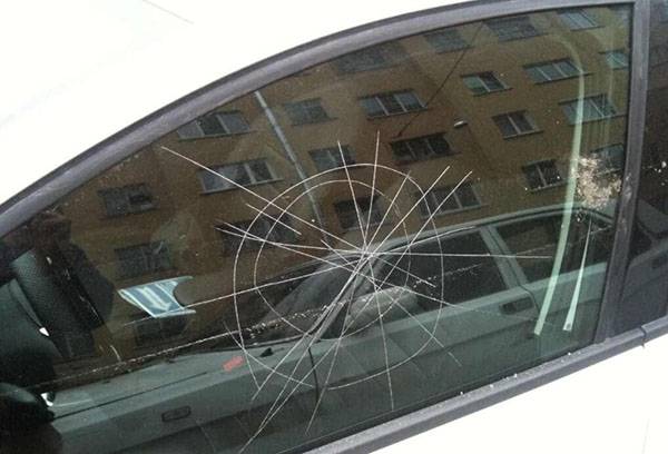 Graffi profondi sul finestrino laterale di un'auto