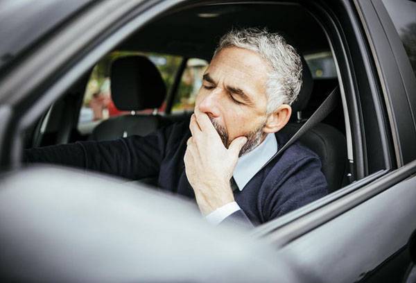 L'uomo si addormenta al volante