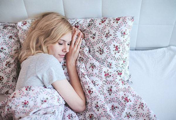 Ragazza che dorme nel letto