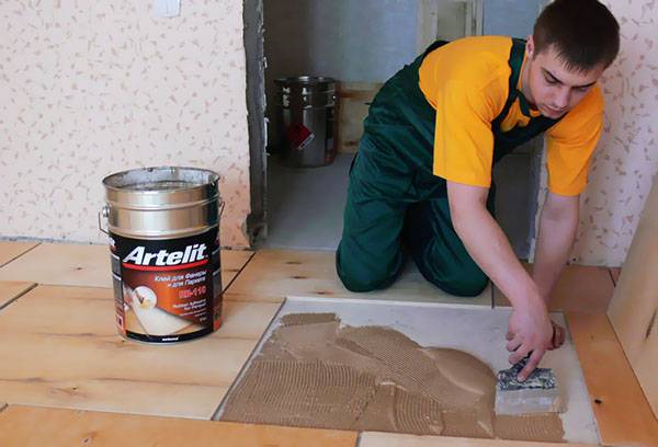 Installazione di fogli di compensato per parquet