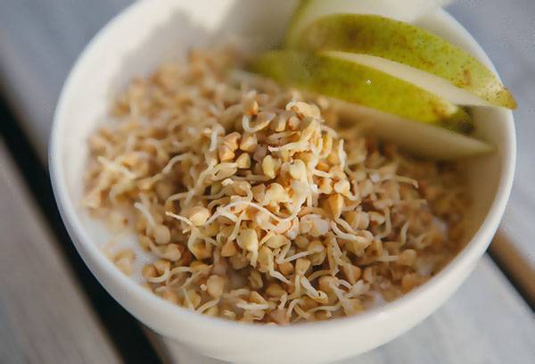 Colazione con grano saraceno verde