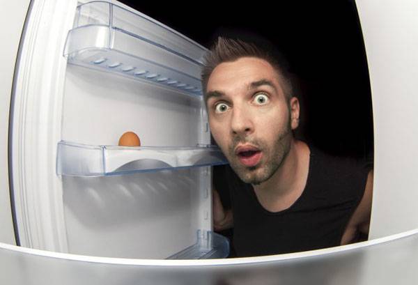 Un uomo guarda in frigo