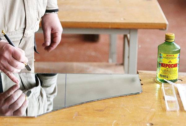 Marking the mirror before cutting