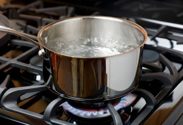 Pentola di acqua bollente sul fornello