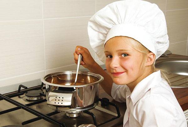 Ragazza che prepara la zuppa