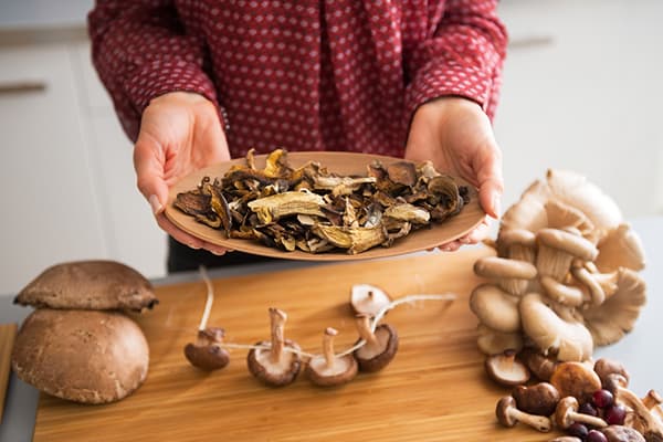 Preparare i funghi per l'essiccazione