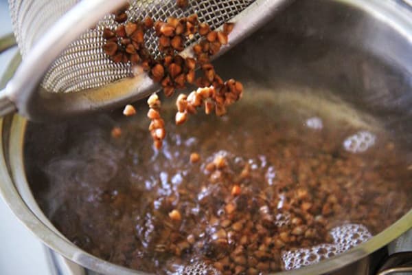 Aggiunta di grano saraceno all'acqua