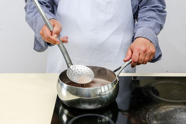 L'uomo cucina grano saraceno