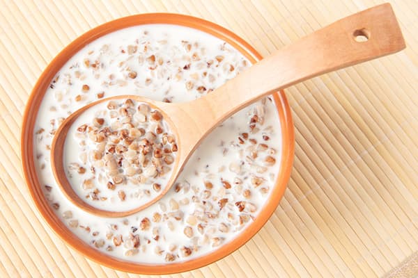 Porridge di grano saraceno nel latte