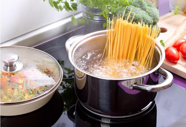 spaghetti in padella sul fornello