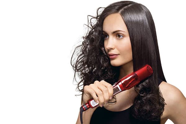 La ragazza raddrizza i capelli